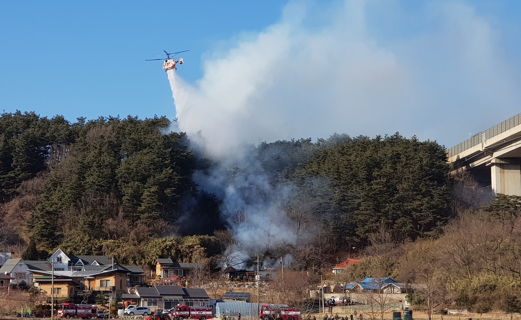 강릉시 성산면 금산리서 산불…헬기 투입해 진화 중