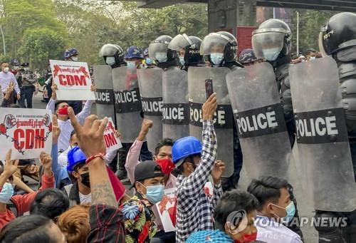 미얀마 군부 "시위선동자 수배"…시위대 '도로 막기·해킹' 대응