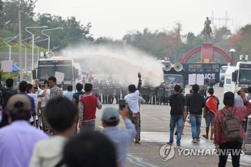 군부 "시민불복종 선동자 수배"…승려 등 괴한들, 시민에게 폭력(종합)