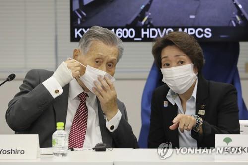 여론 악화에 정계 거물 모리 내친 스가…"훗날 반향 있을 것"