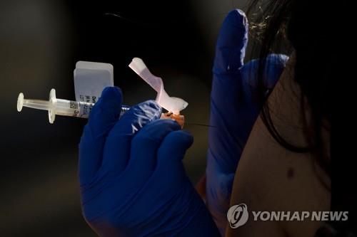 미국 대형 약국들 "백신, 없어서 못 맞힌다"…수요 빗발쳐