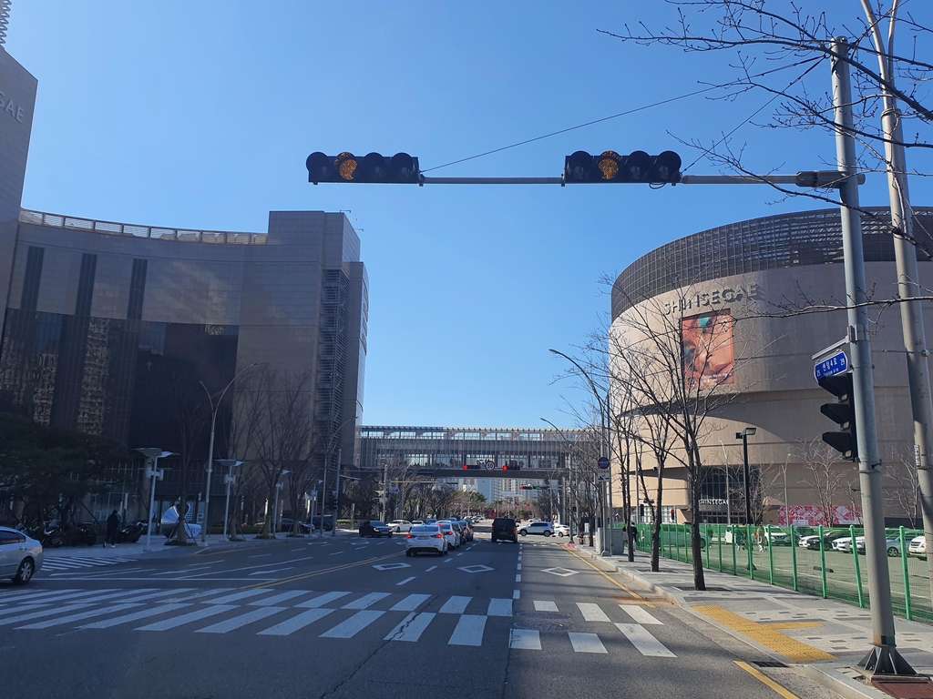 부산서 신호등 없는 횡단보도 건너던 20대 지게차에 치여 숨져(종합)