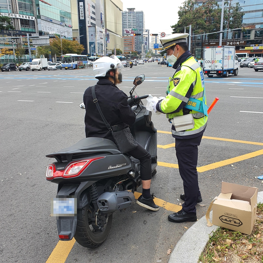 부쩍 늘어난 배달 오토바이…무질서 단속 암행순찰차 뜬다