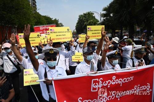 미얀마 시위 중 피격 여성 결국 숨져…쿠데타 이후 첫 사망