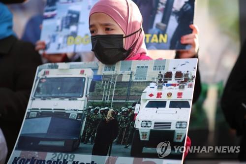 "신장위구르족 족쇄 채우고 교육…경찰이 성폭행·고문도"