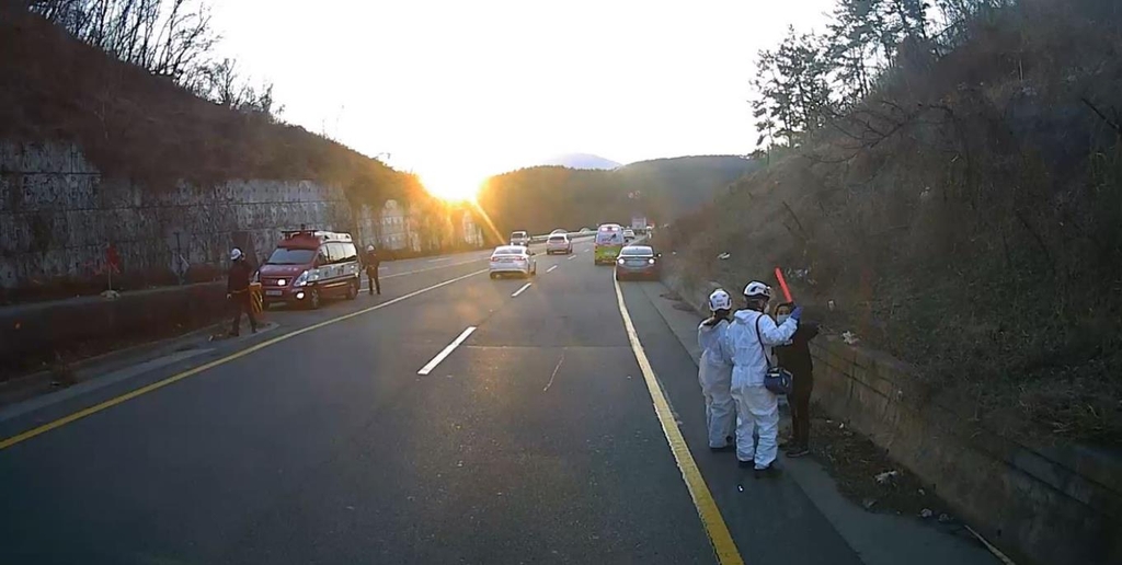 도로변서 불길 발견하고 초기 진화…귀화자 부부에 감사패