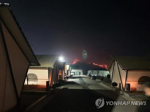텅빈 마을에 메케한 연기 가득…주민·캠핑족 황급히 대피