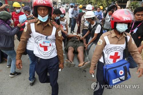 미얀마 시위대 팔뚝에 쓴 혈액형·연락처 그리고 '엄마 사랑해'