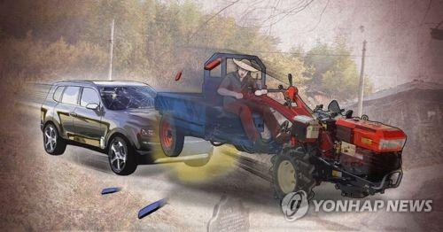 어두컴컴한 도로 손전등 켜들고 운행한 경운기