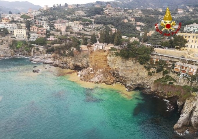 이탈리아 해안가 묘지 산사태로 붕괴…관 200여개 물속으로