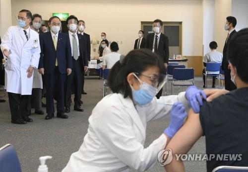 日 스가 총리, 백신 접종 언제…특권논란 경계 '여론 살피기'