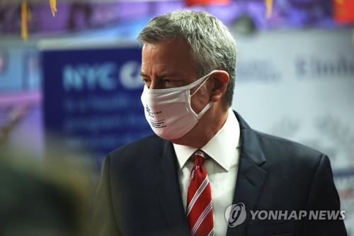 뉴욕시 "마스크 2장 겹쳐 써라"…시민들 "웃긴다" 반발