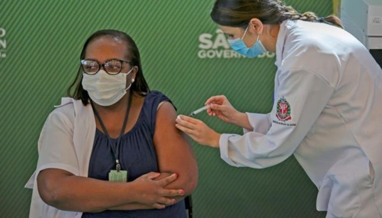 브라질 첫 코로나 백신 접종 흑인 간호사에 인종차별 공격 논란