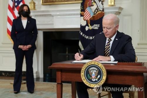 바이든, 반도체·배터리 공급망 검토 지시…한국도 영향 받나