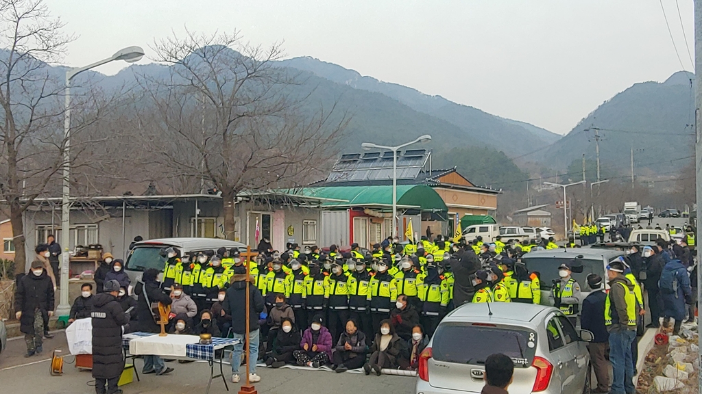 [1보] 경찰 사드기지 입구서 시위 주민 강제해산