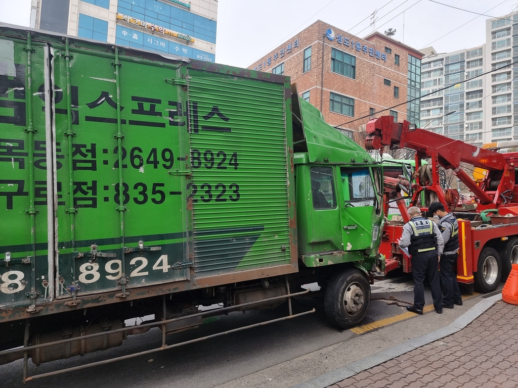 서울 숭실대입구역 인근서 이삿짐 차 인도로 돌진…1명 부상