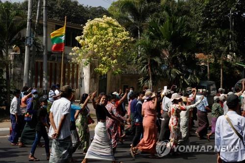 미얀마 친군부 시위대 등장…20일 만달레이 총격 부상자 또 숨져