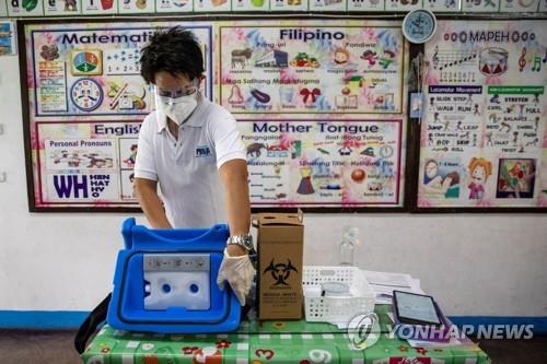 필리핀, 중국이 선물한 백신 내주 접종…특권층 밀수 논란도