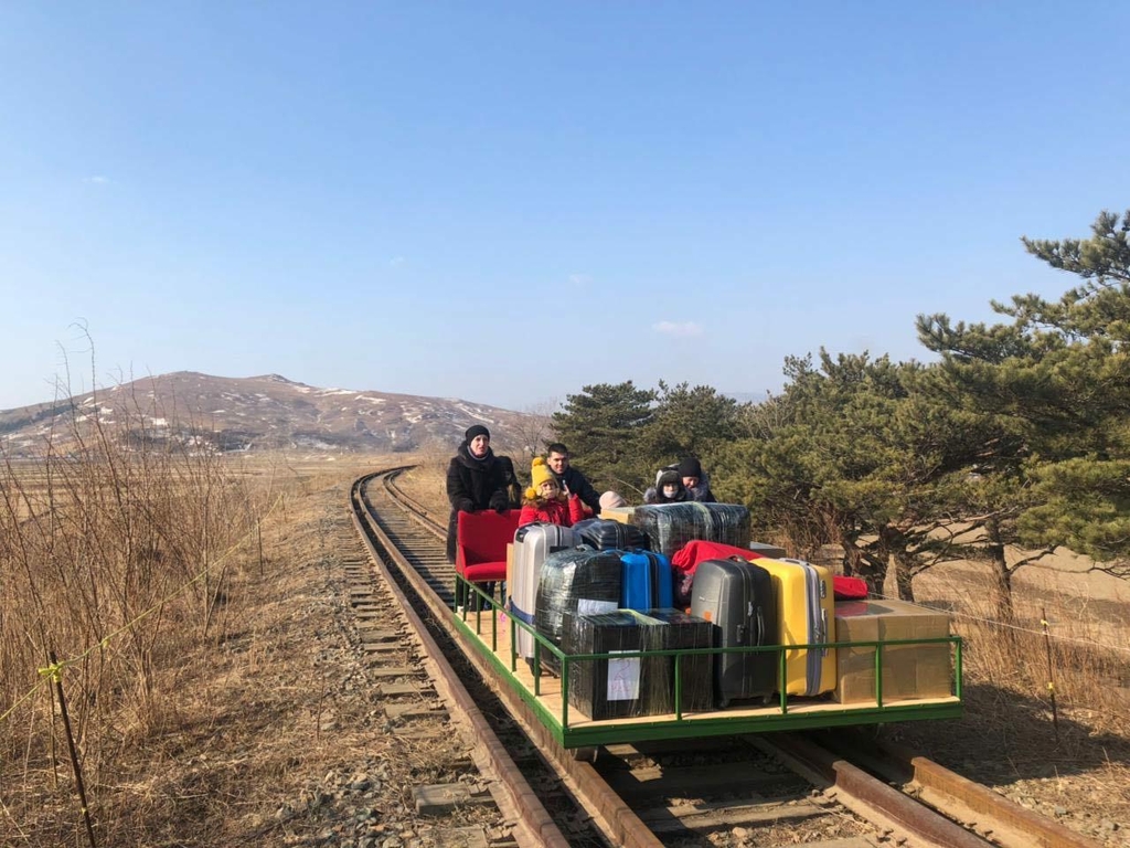 "북한 주재 러 외교관들, 코로나 봉쇄에 손수레 밀며 국경 넘어"