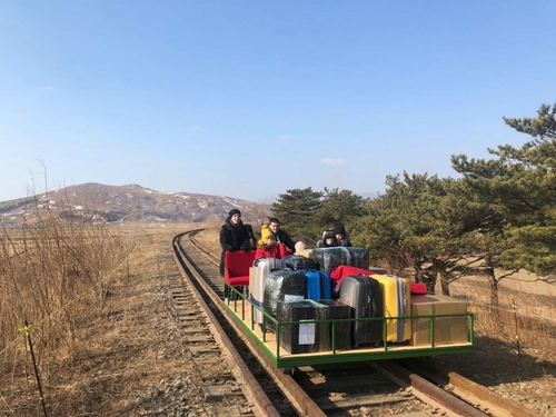 "北 주재 러 외교관, 코로나 봉쇄에 손수레 밀며 두만강 건너"(종합)