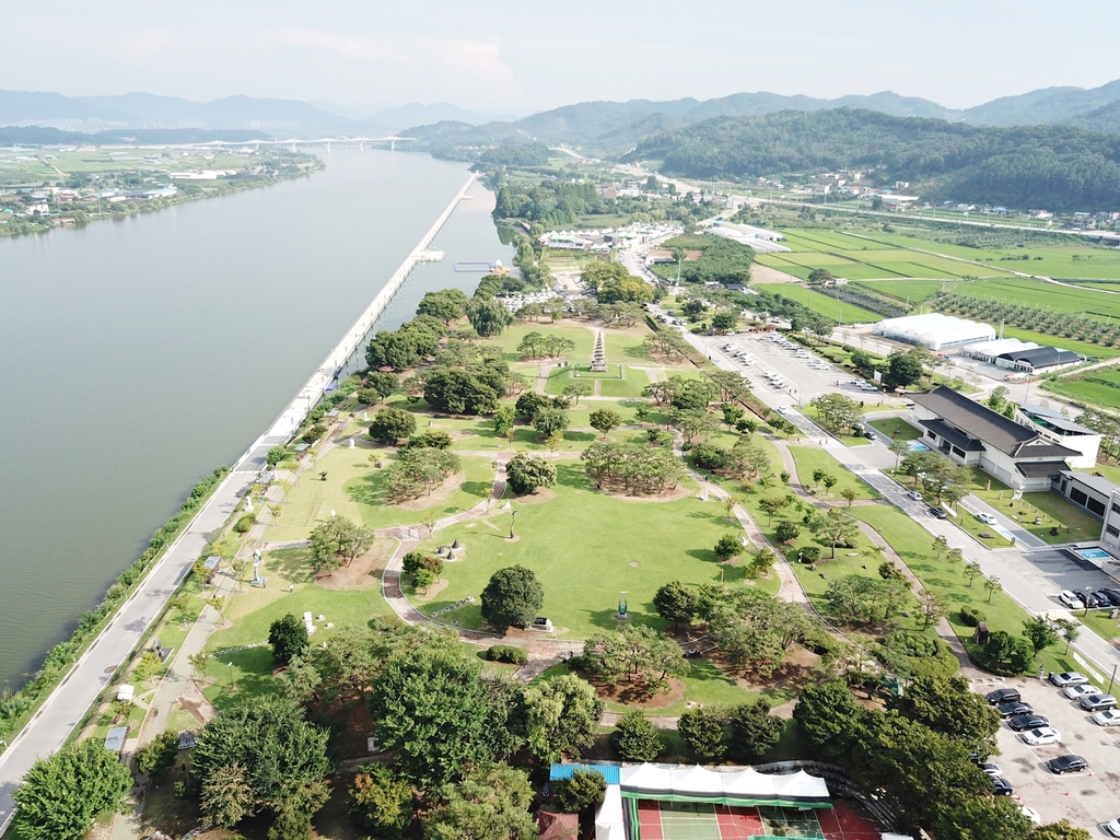 충주 중앙탑공원 등 3곳 '장애물 없는 관광지' 변신