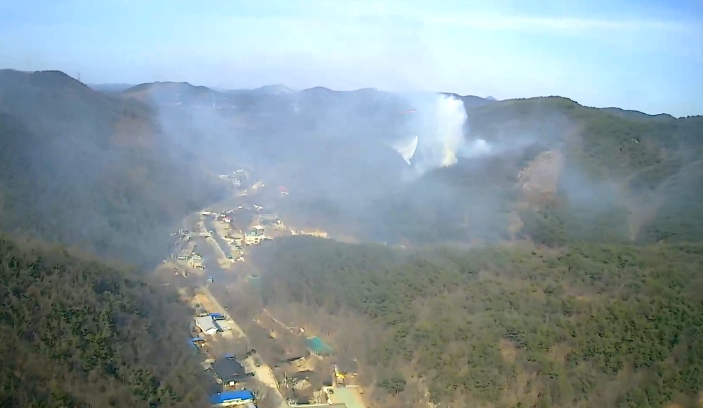 충남 서산시 운산면 야산서 불…헬기 3대 진화 중