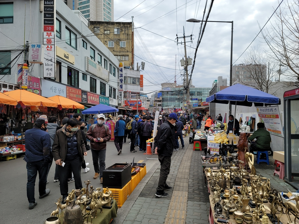 3.1절 연휴 나들이객 공원·쇼핑몰 몰려…도로 곳곳 정체