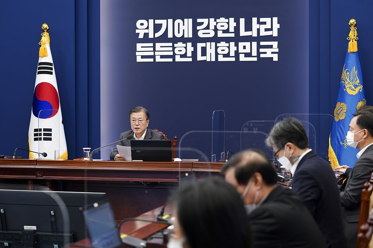 문 대통령이 1일 청와대에서 수석보좌관회의를 주재하고 있다. (청와대 제공)