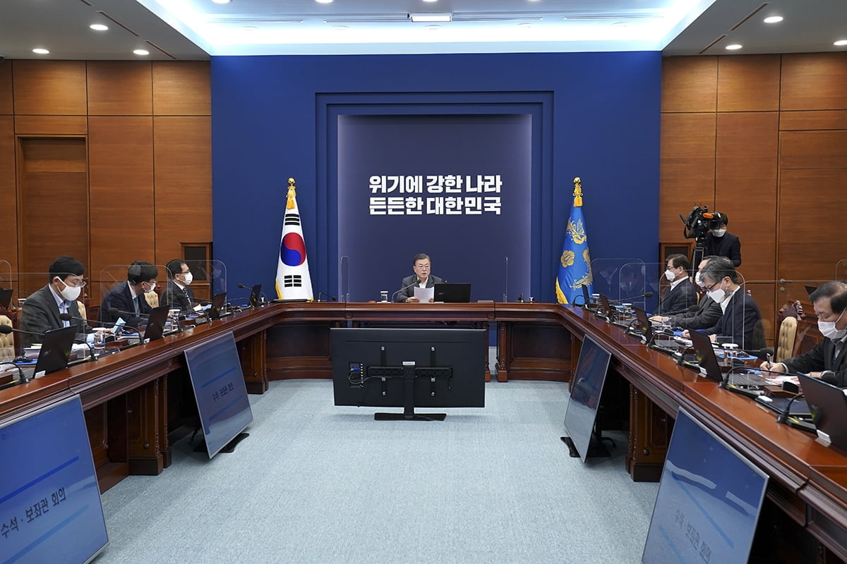 문 대통령이 1일 청와대에서 수석보좌관회의를 주재하고 있다. (청와대 제공)