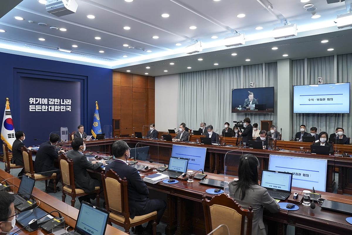 문 대통령이 1일 청와대에서 수석보좌관회의를 주재하고 있다. (청와대 제공)