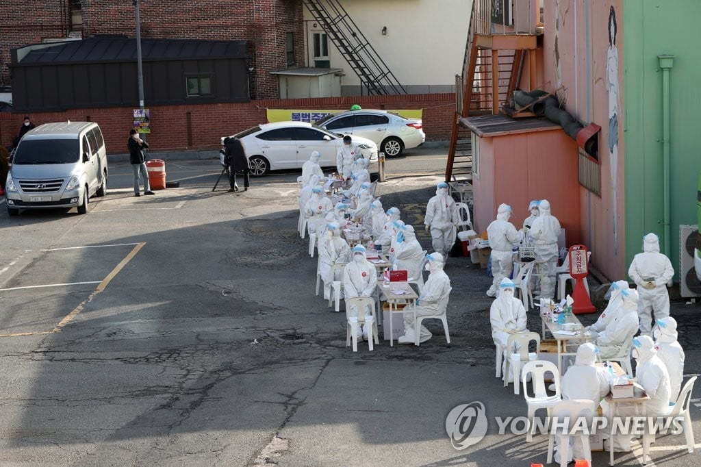 "작년 추석보다 이번 설이 더 위험"…오늘도 300명대 예상