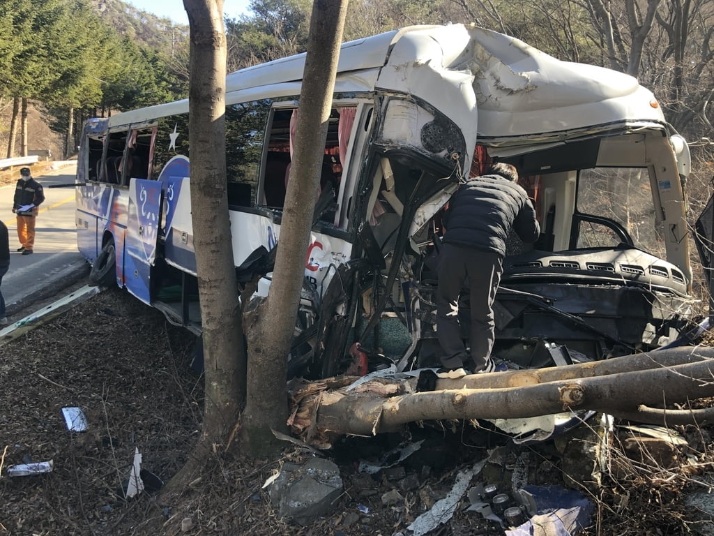 중학생 축구팀 태운 버스 충돌사고…1명 사망·31명 중경상