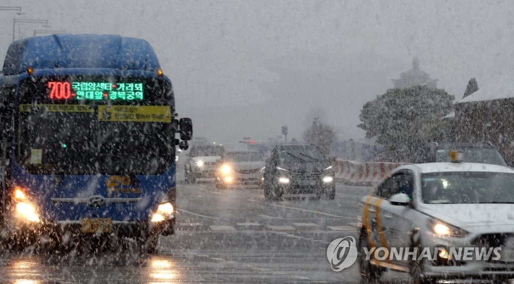 서울 퇴근길 10cm 눈 쌓인다…오후 9시 눈발 절정