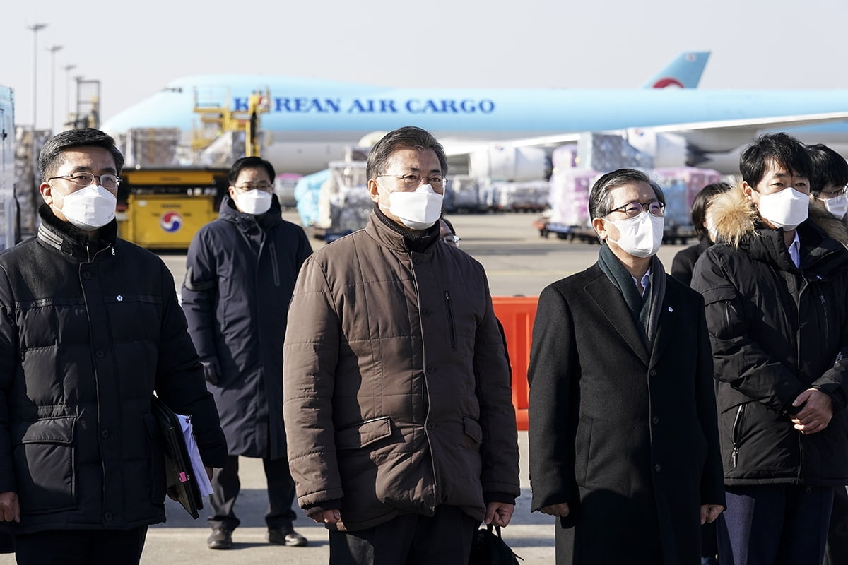 문 대통령은 3일 오전 10시 인천공항 대한항공 제2화물터미널을 방문해 백신 수송 모의훈련을 참관했다. (청와대 제공)