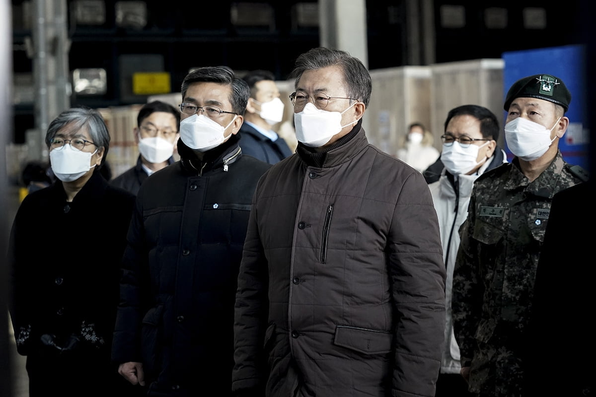 문 대통령은 3일 오전 10시 인천공항 대한항공 제2화물터미널을 방문해 백신 수송 모의훈련을 참관했다. (청와대 제공)