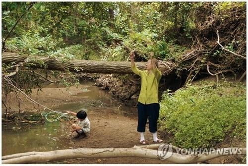 `미나리` 골든글로브 외국어영화상 후보…인종차별 논란