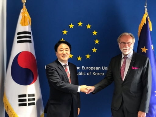 김일재 개인정보보호위원회 위원장 직무대행이 27일 미하엘 라이터러 주한 유럽연합(EU) 대사를 면담하고 한국에 대한 EU의 일반개인정보보호법(GDPR) 적정성 결정이 조속히 채택되도록 협력해 달라고 당부했다.