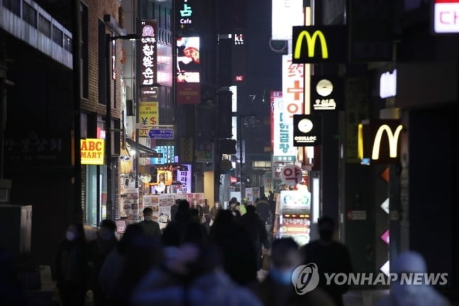 오늘부터 비수도권 밤10시까지 영업…정부 "수도권은 안된다"