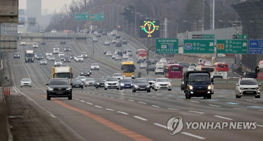 귀성길 고속도로 정체구간 늘어…서울→부산 4시간 40분