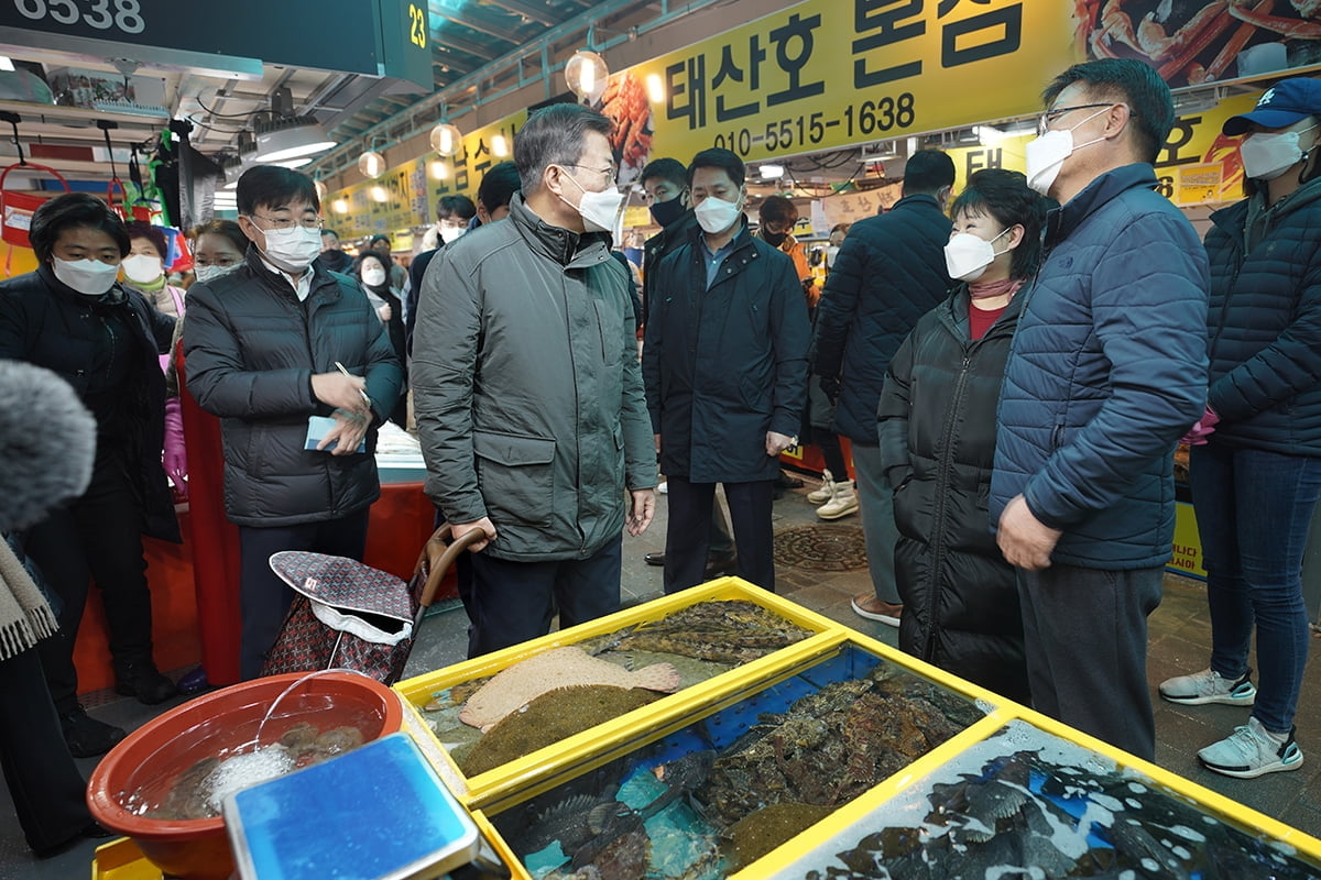 문 대통령과 김정숙 여사가 10일 오전 인천 소래포구 어시장을 찾아 상인들을 격려하고 장을 봤다. (청와대 제공)