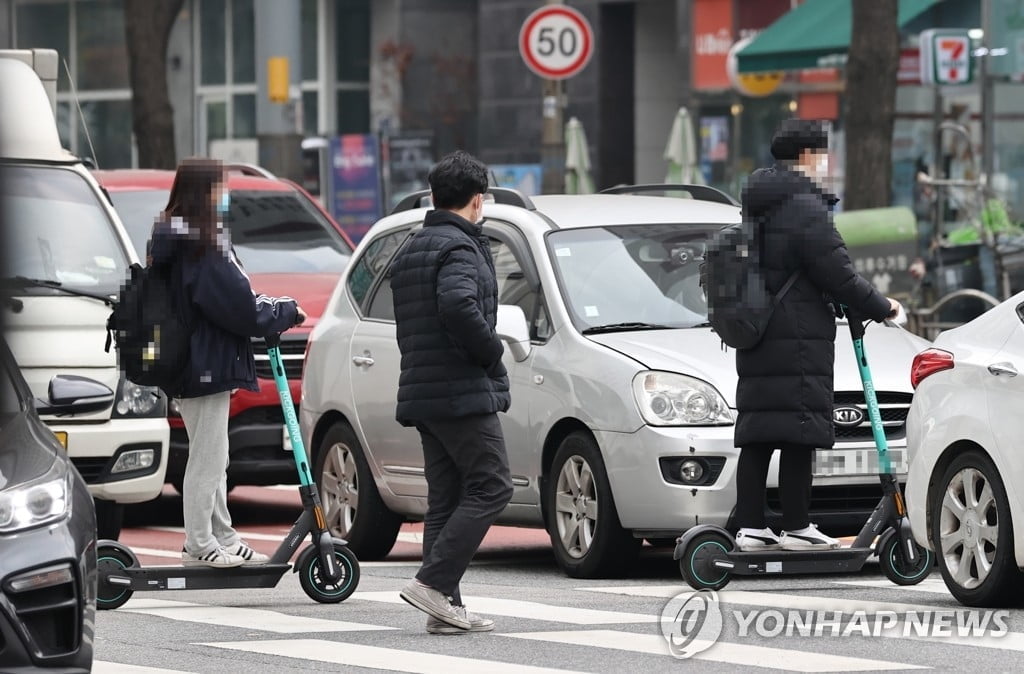 전동킥보드, 파란불 횡단보도 건너던 행인과 충돌…벌금 800만원