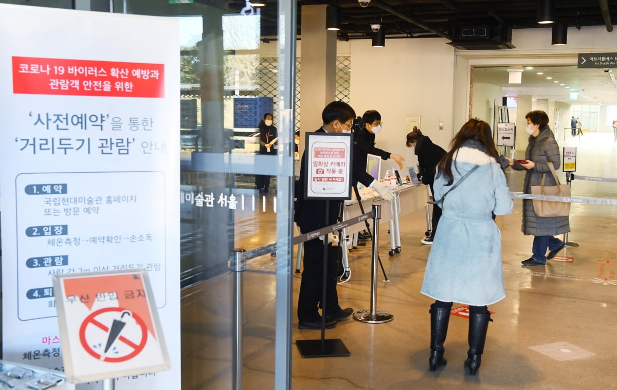 정부 "실물경제 불활실성 지속"...주요 소비지표 부진