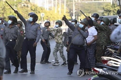 "미얀마 만달레이서 시위대 향해 발포"