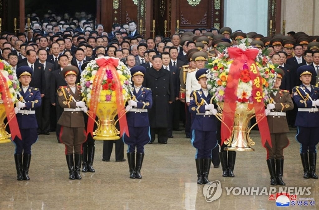 北 `김정일 생일` 광명성절…김정은, 금수산 참배