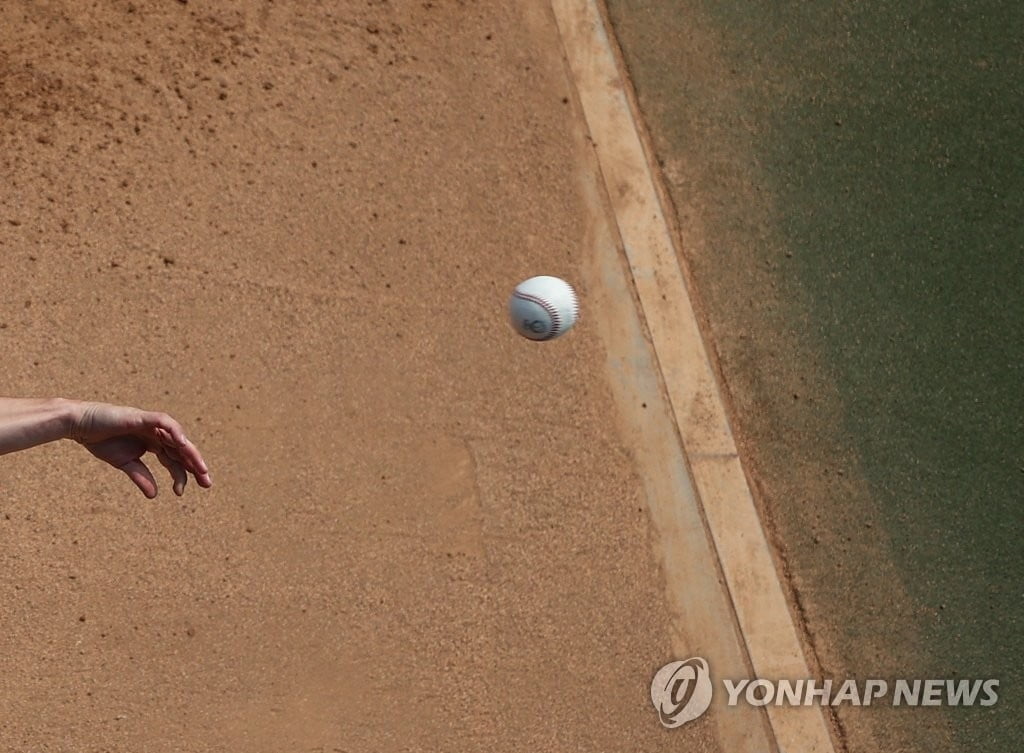 투수 학폭 터진 한화 "사실관계 파악 중…근거 부족"