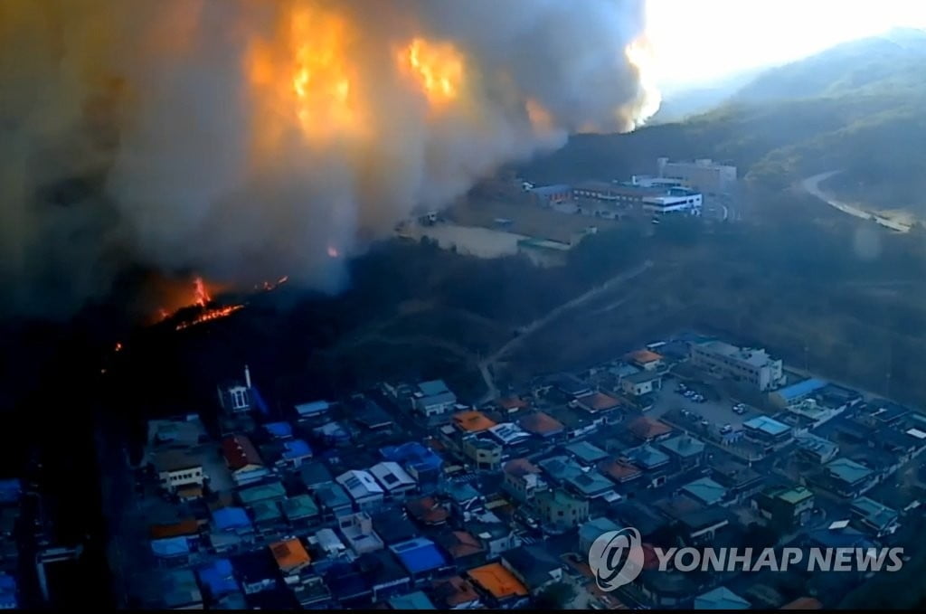 밤새 잡히지 않은 하동 산불…미점마을 등 대피령