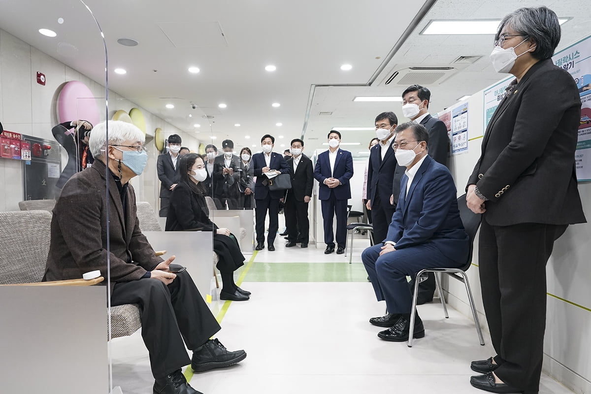 문 대통령 "일상회복 멀지 않았다…빠른 접종 이뤄질 것"