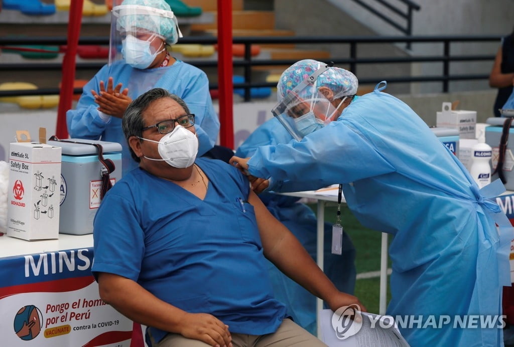 고위층 백신 새치기 스캔들…에콰도르 보건장관 사임