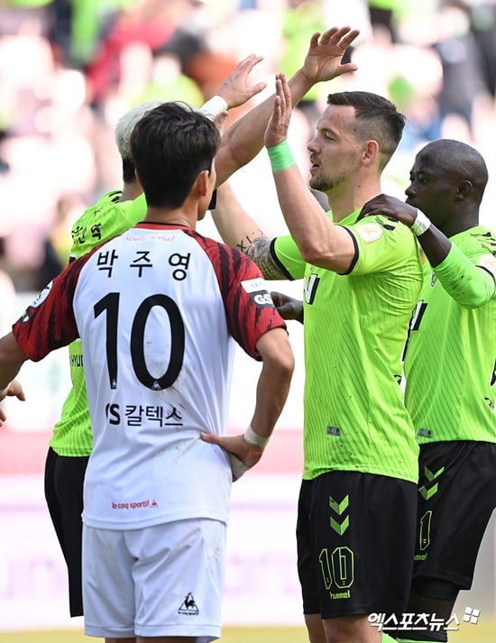Opponent’s own goal baro goal reported the first win in the 20th season of the opening game against Jeonbuk Seoul