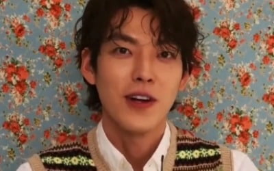 '신민아♥' 김우빈, 뽀글머리도 찰떡 소화…'이러니 반할 수 밖에'